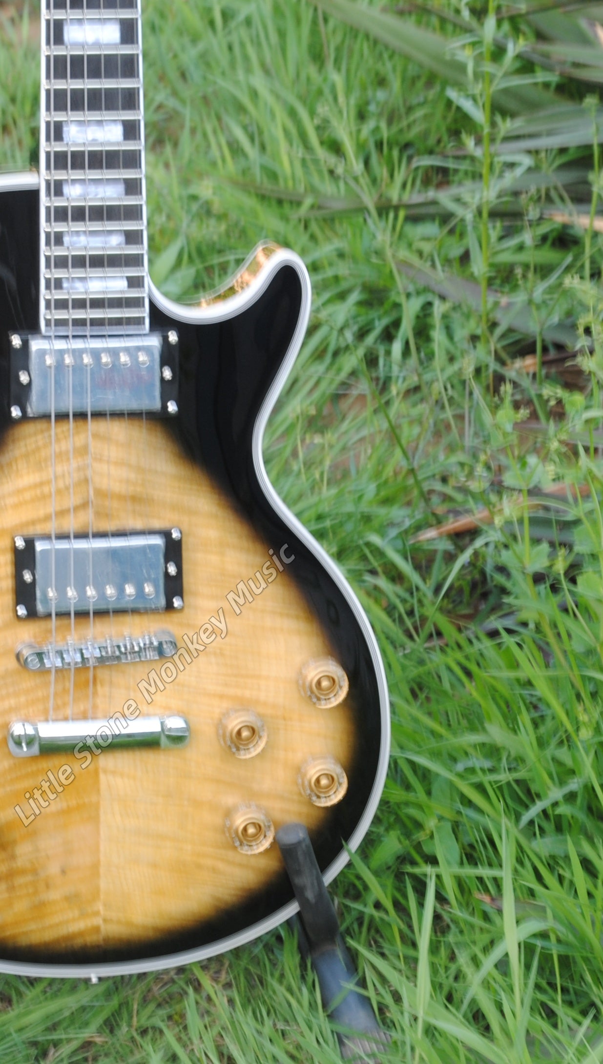Factory Customized Electric Guitar  Custom electric guitar solid maple body 6 strings right-handed brown burst508
